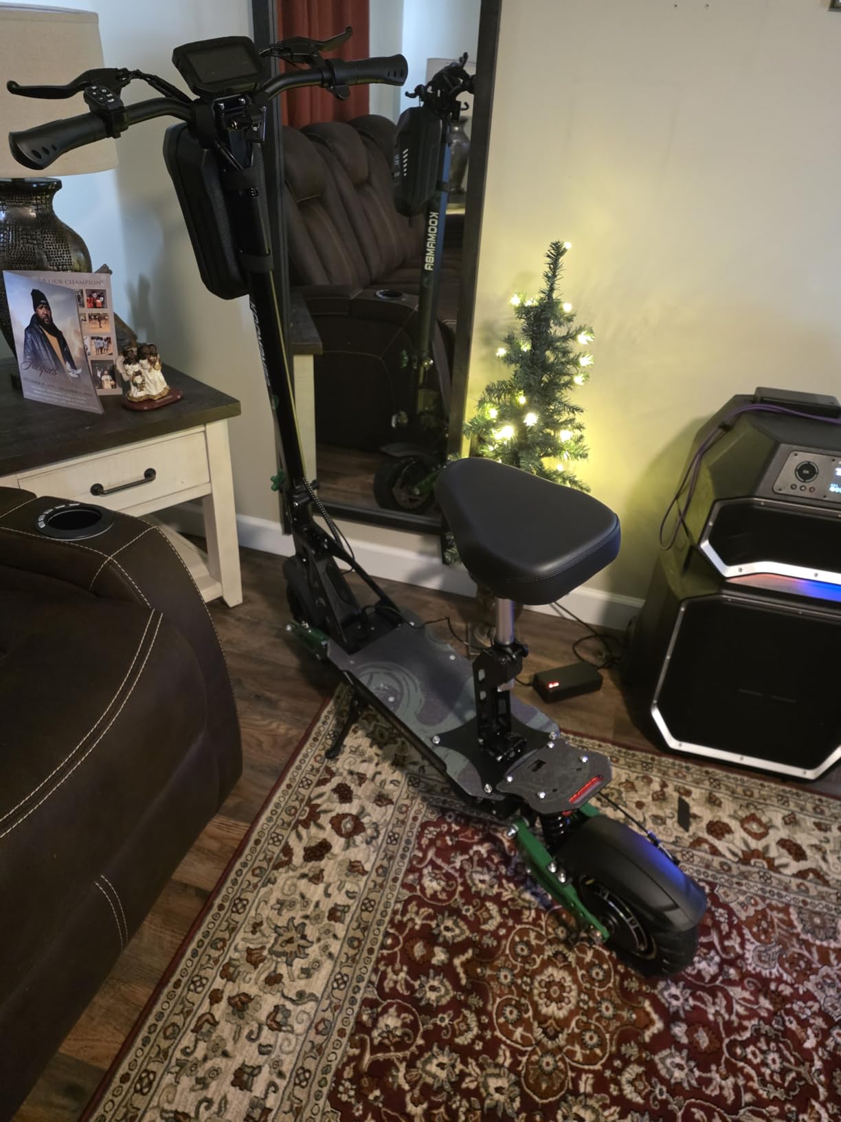 MetaMoov electric scooter rider photo 6